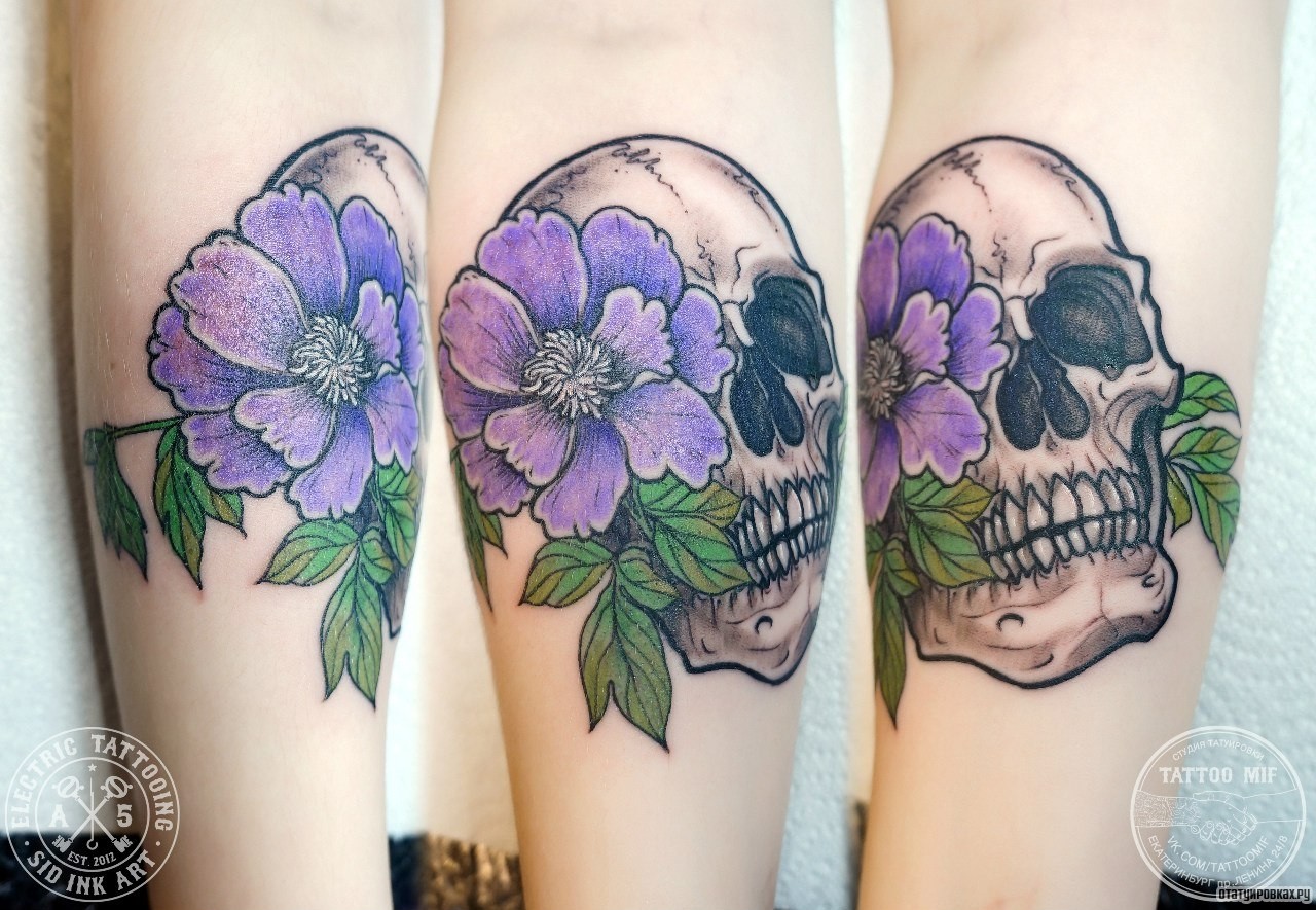 Фотография татуировки под названием «Череп и фиолетовый цветок»