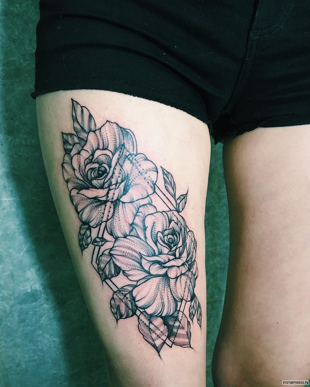 Фотография татуировки под названием «Два цветка в геометрической фигуре»