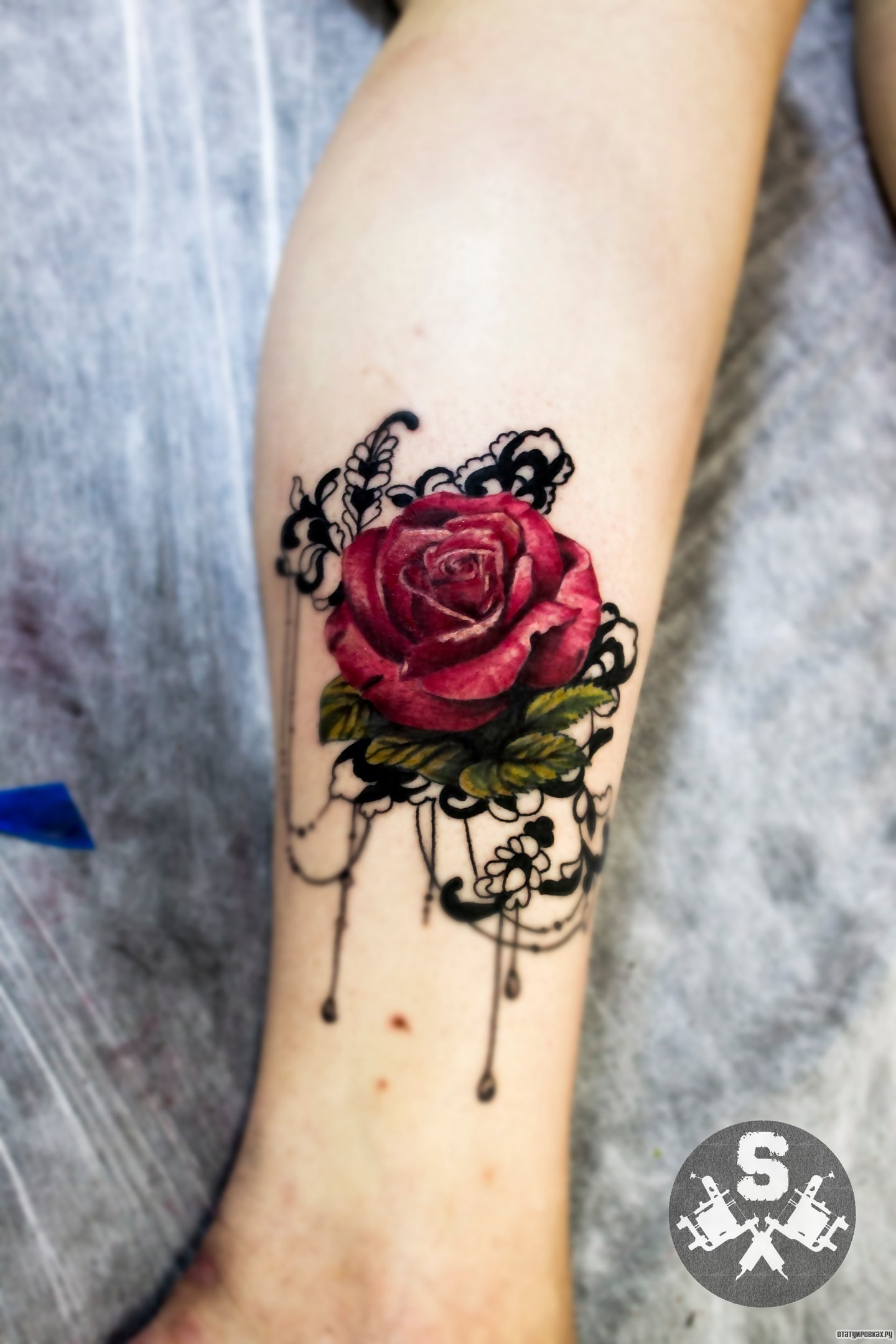 Фотография татуировки под названием «Роза и украшения»