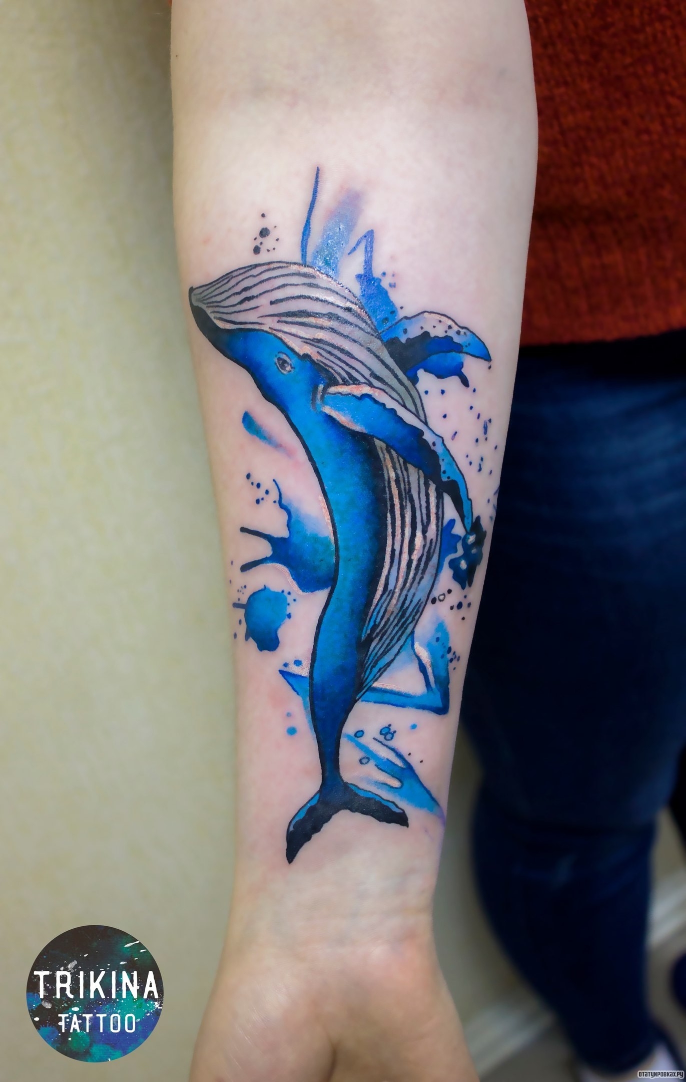 Фотография татуировки под названием «Синий кит в прыжке»