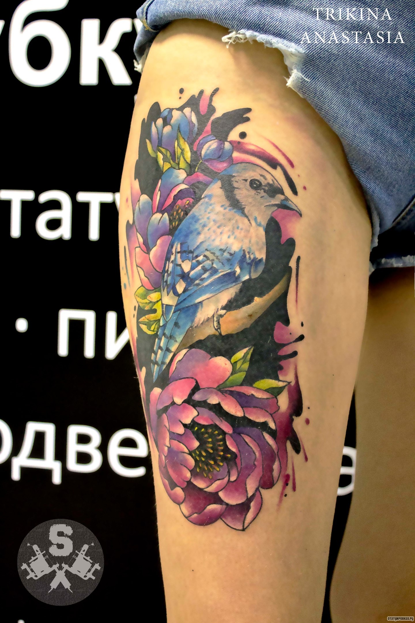 Фотография татуировки под названием «Птица с цветами»