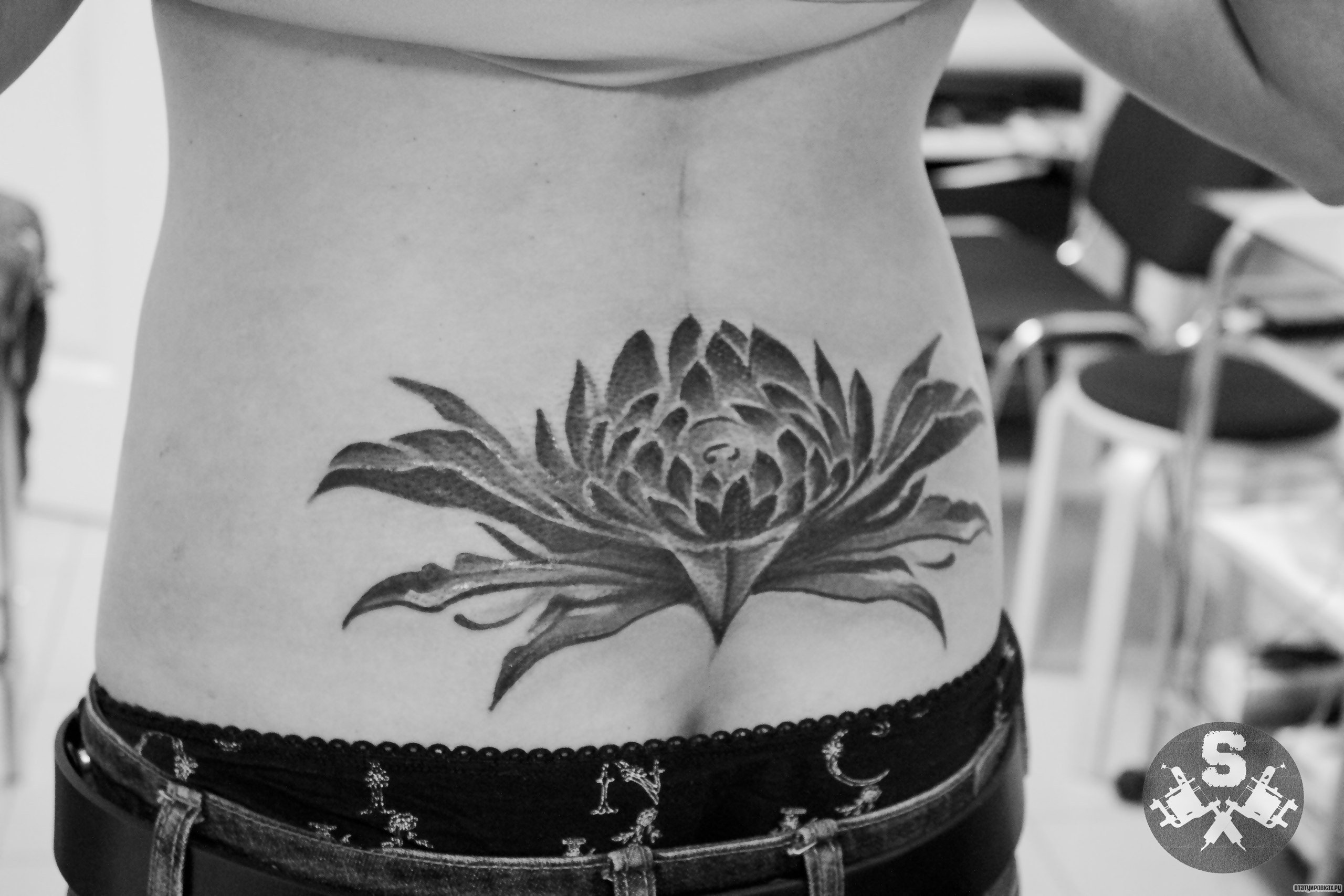 Фотография татуировки под названием «Чб цветок»