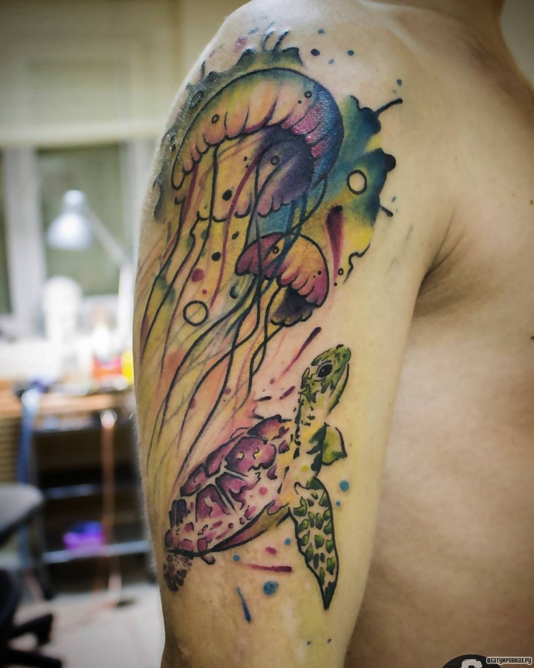 Фотография татуировки под названием «Медузы и черепаха»