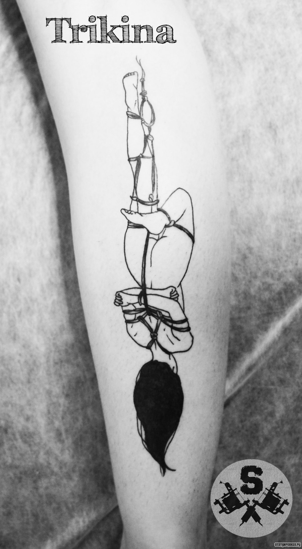Фотография татуировки под названием «Девушка подвешенная кверху ногами»