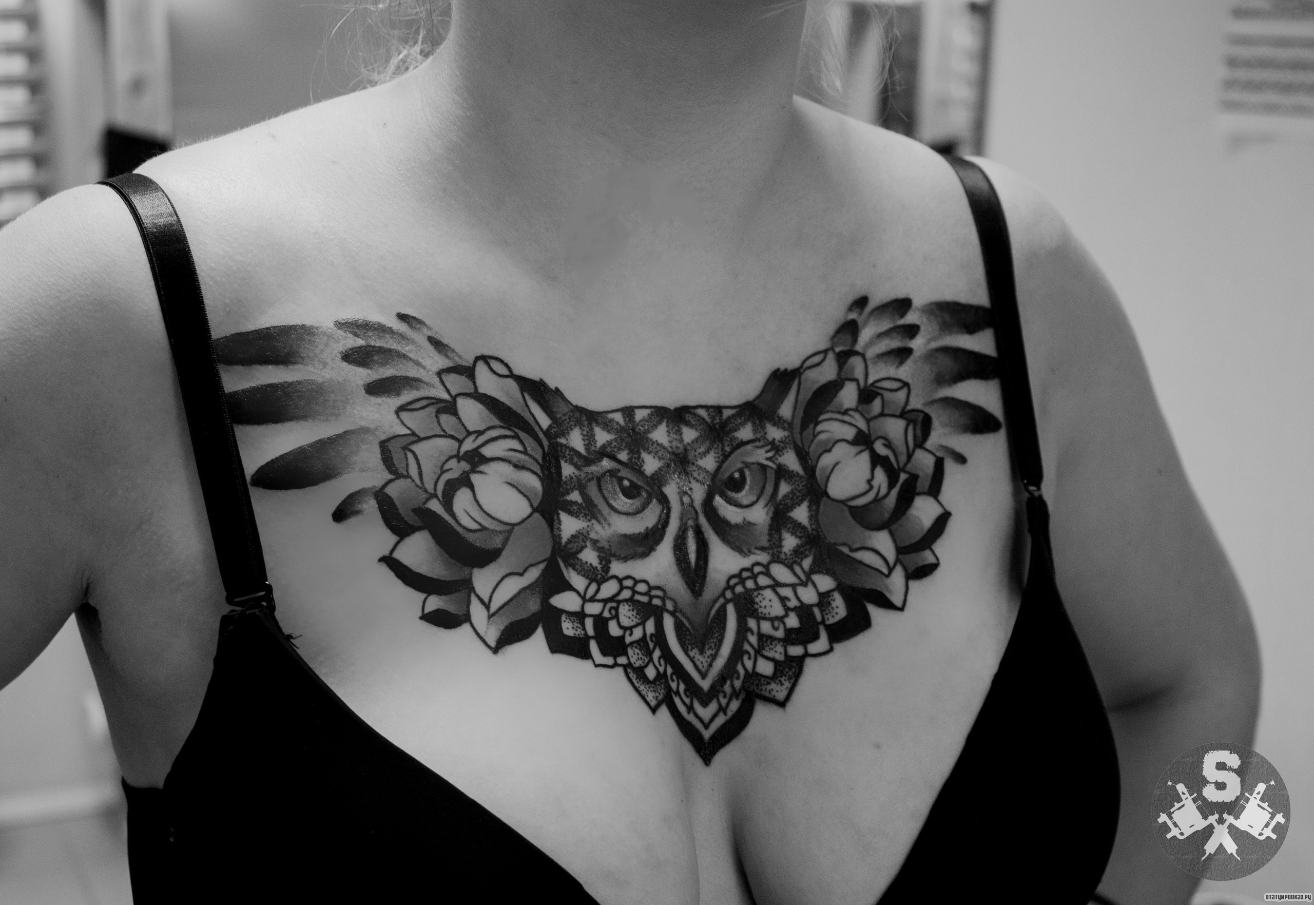 Фотография татуировки под названием «Сова с крыльями из головы»