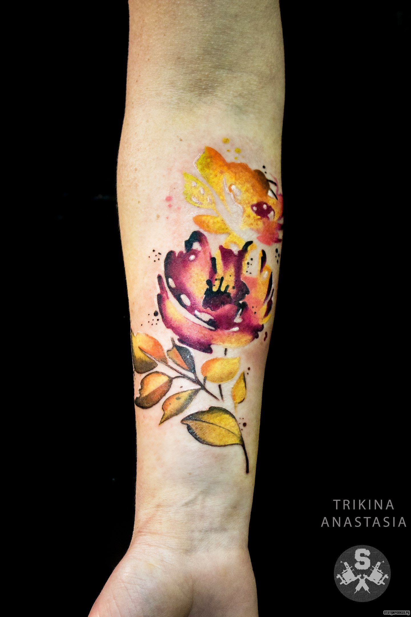 Фотография татуировки под названием «Цветы бардово-оранжевые»