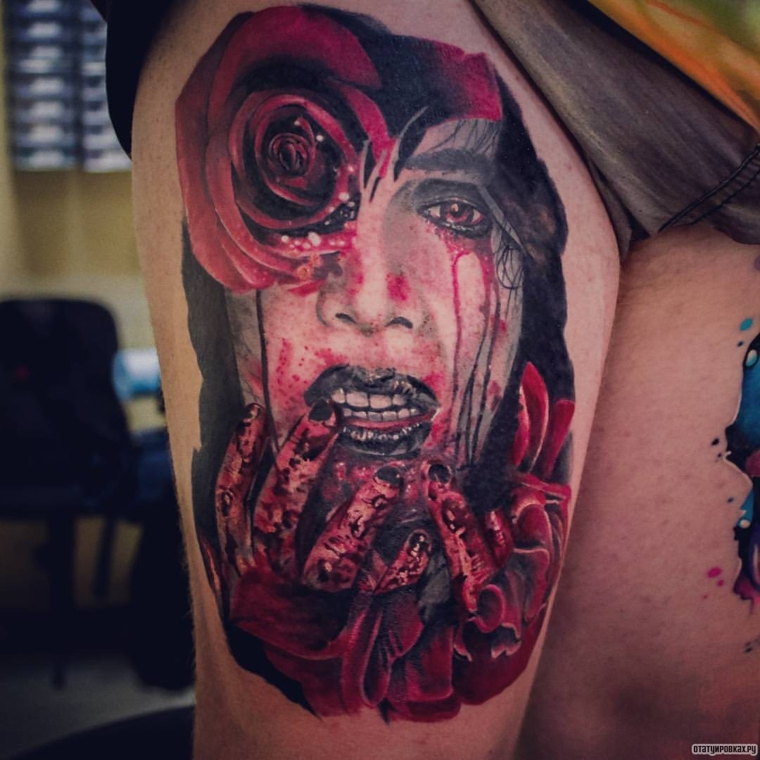 Фотография татуировки под названием «Девушка с кровавым лицом и розой»