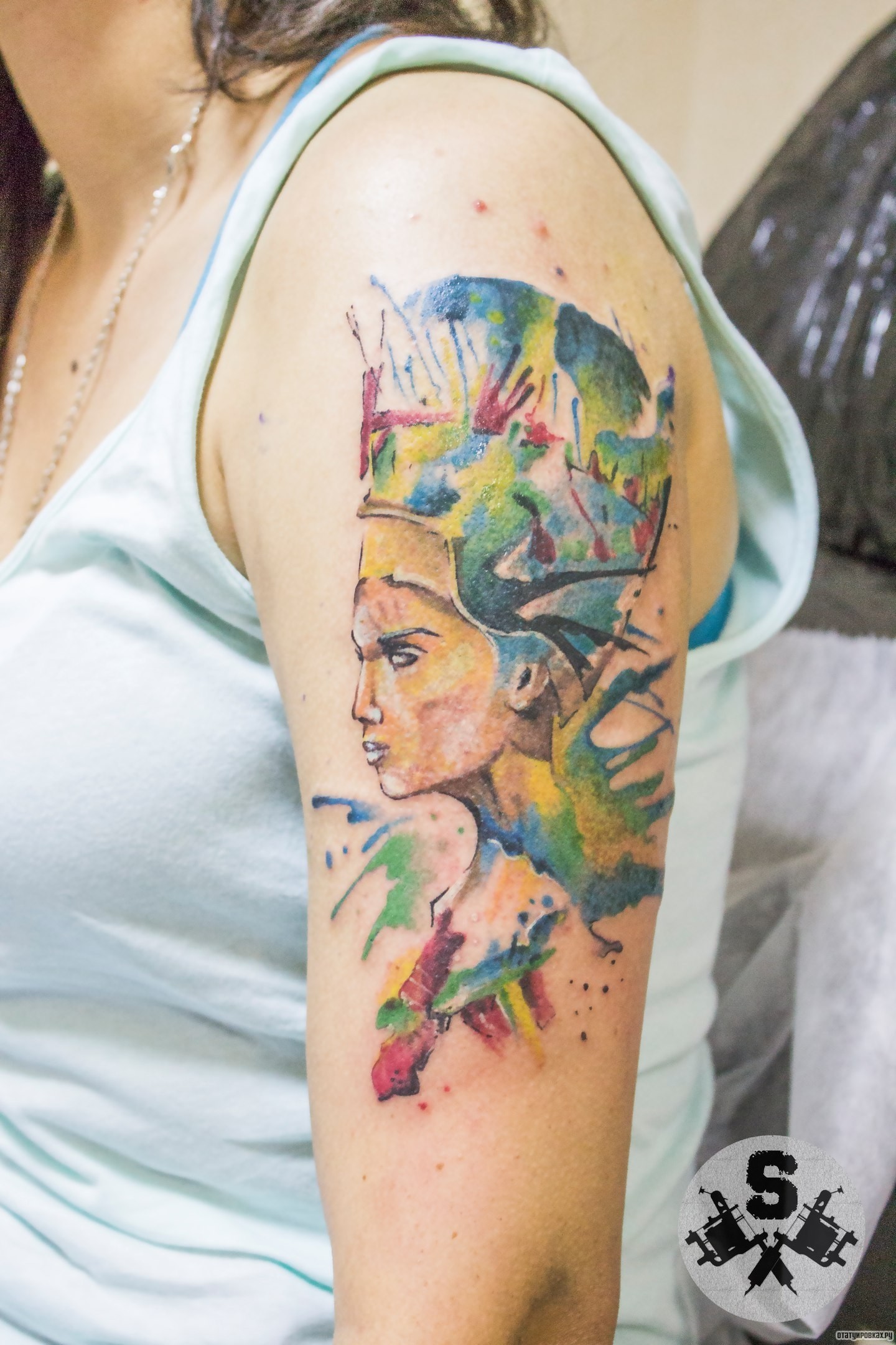 Фотография татуировки под названием «Девушка в красках»