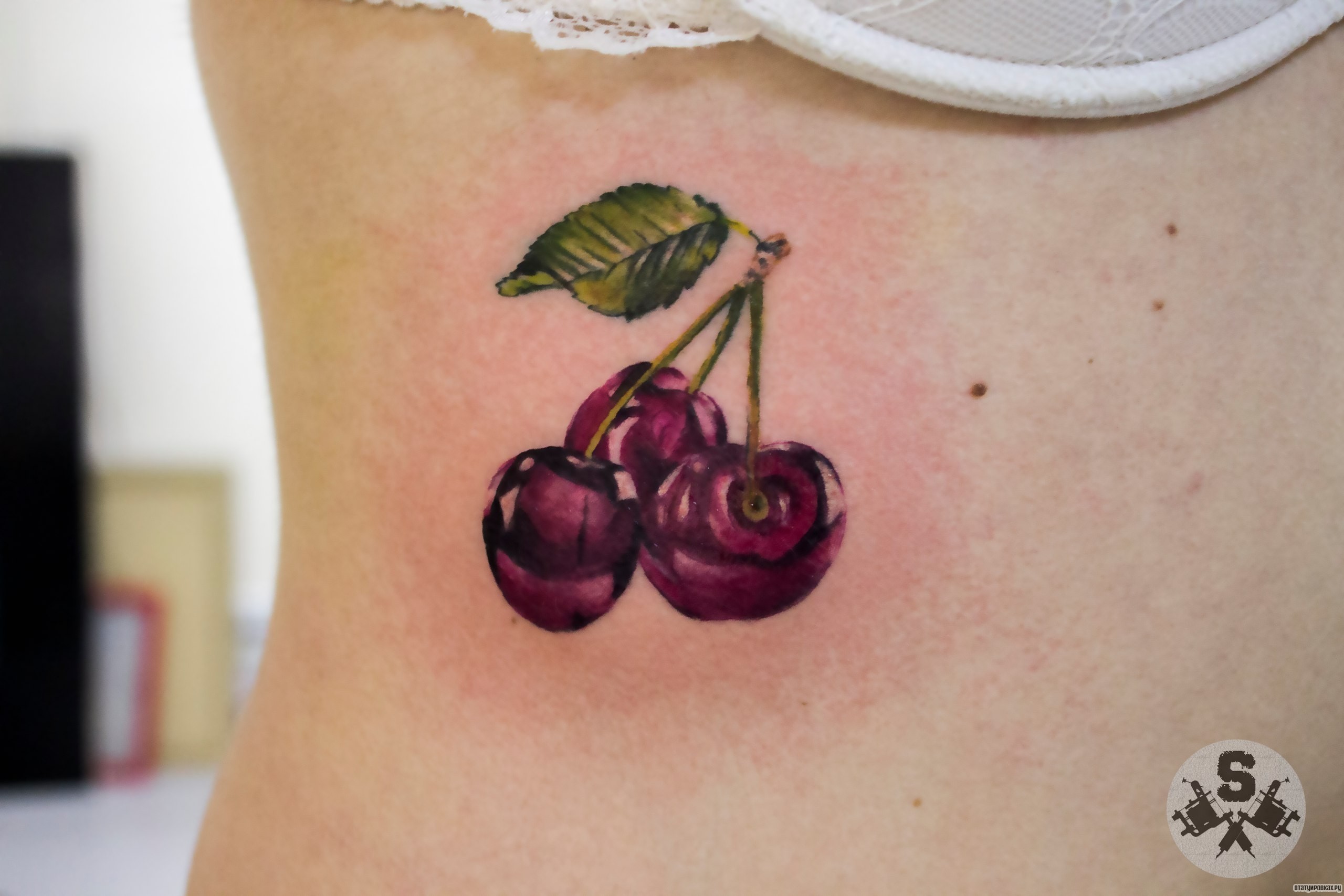 Фотография татуировки под названием «Три вишни»