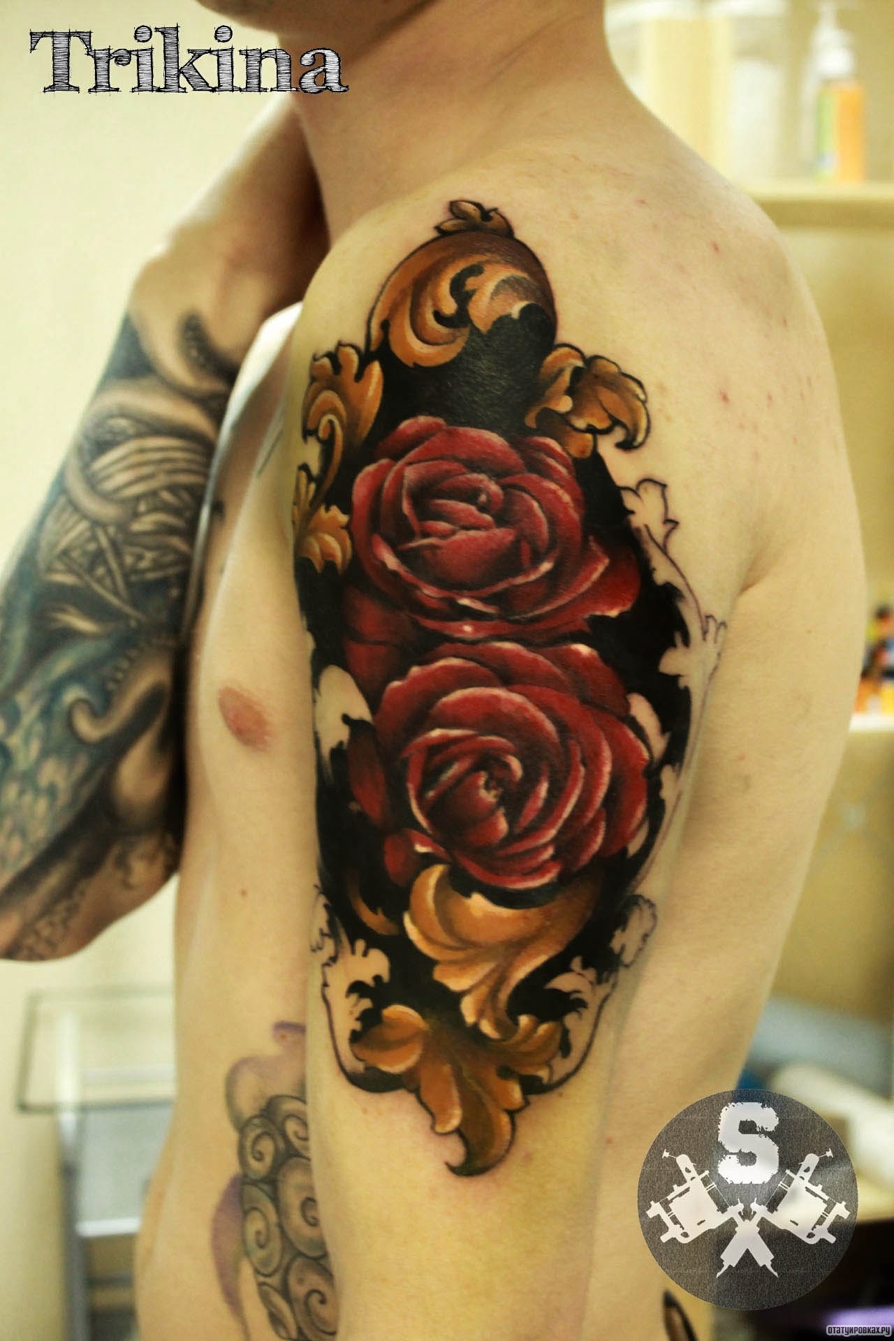 Фотография татуировки под названием «Розы и узоры»