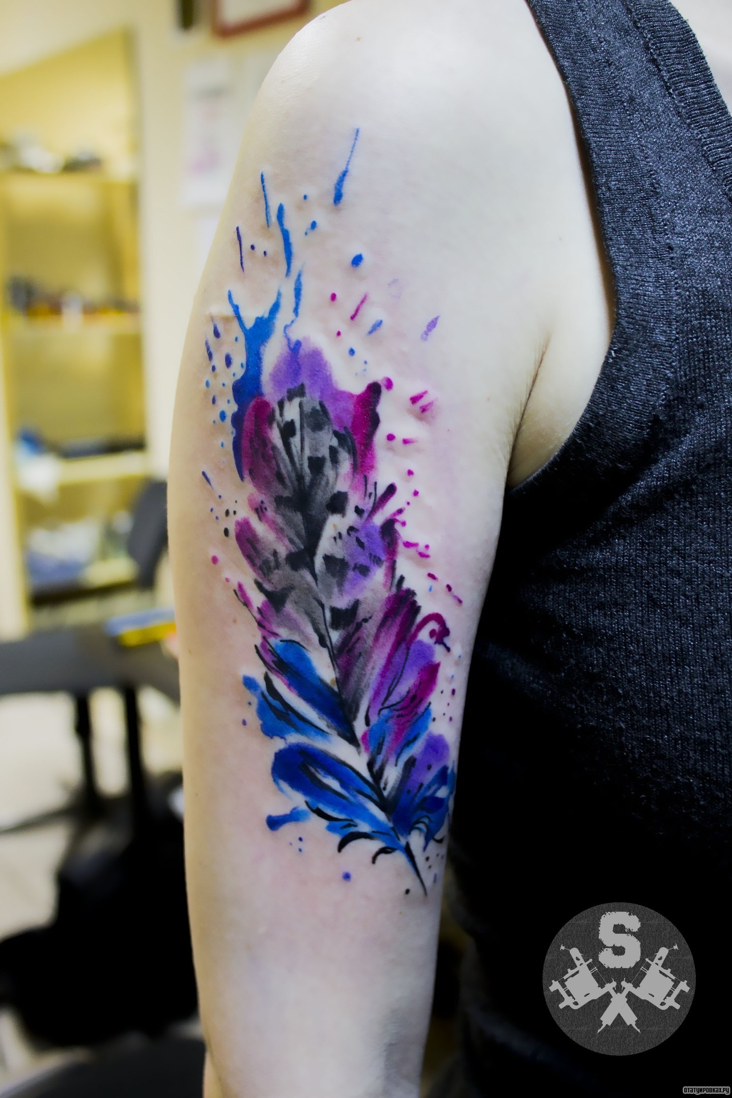 Фотография татуировки под названием «Перо в красках»