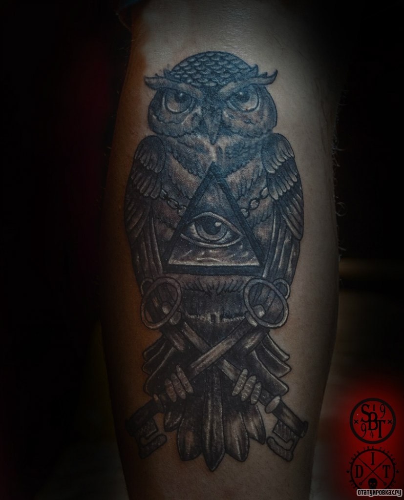 Фотография татуировки под названием «Сова и всевидящее око»