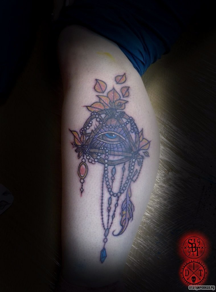 Фотография татуировки под названием «Всевидящее око и ловец снов два в одном»
