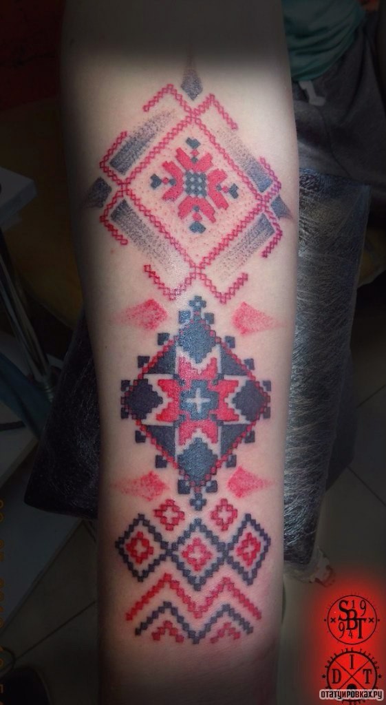 Фотография татуировки под названием «Русские узоры татуировки»