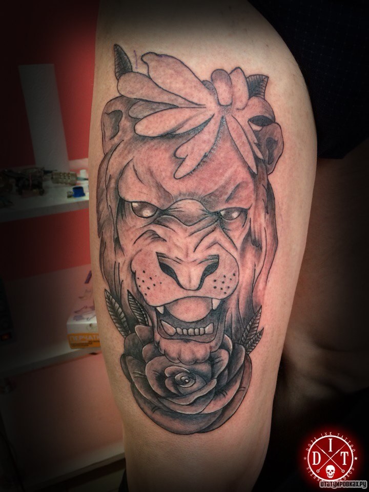 Фотография татуировки под названием «Лев и роза»