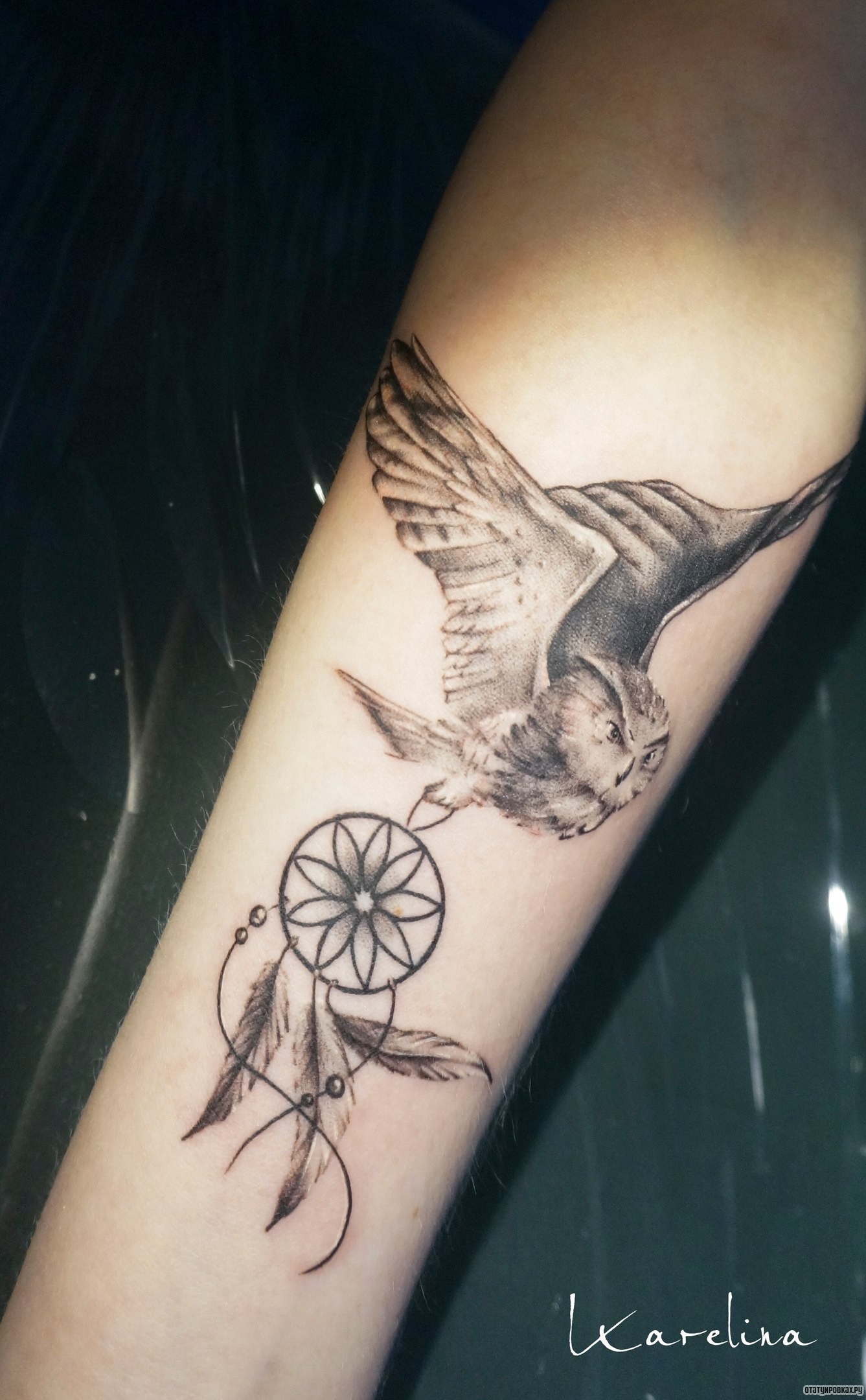 Фотография татуировки под названием «Сова с ловцом снов в лапах»