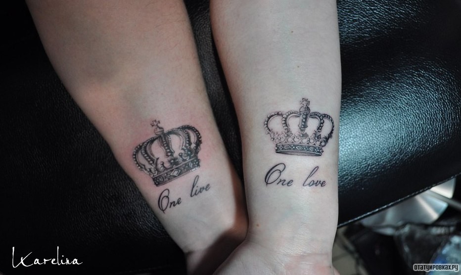 Фотография татуировки под названием «Короны и надпись one live one love»