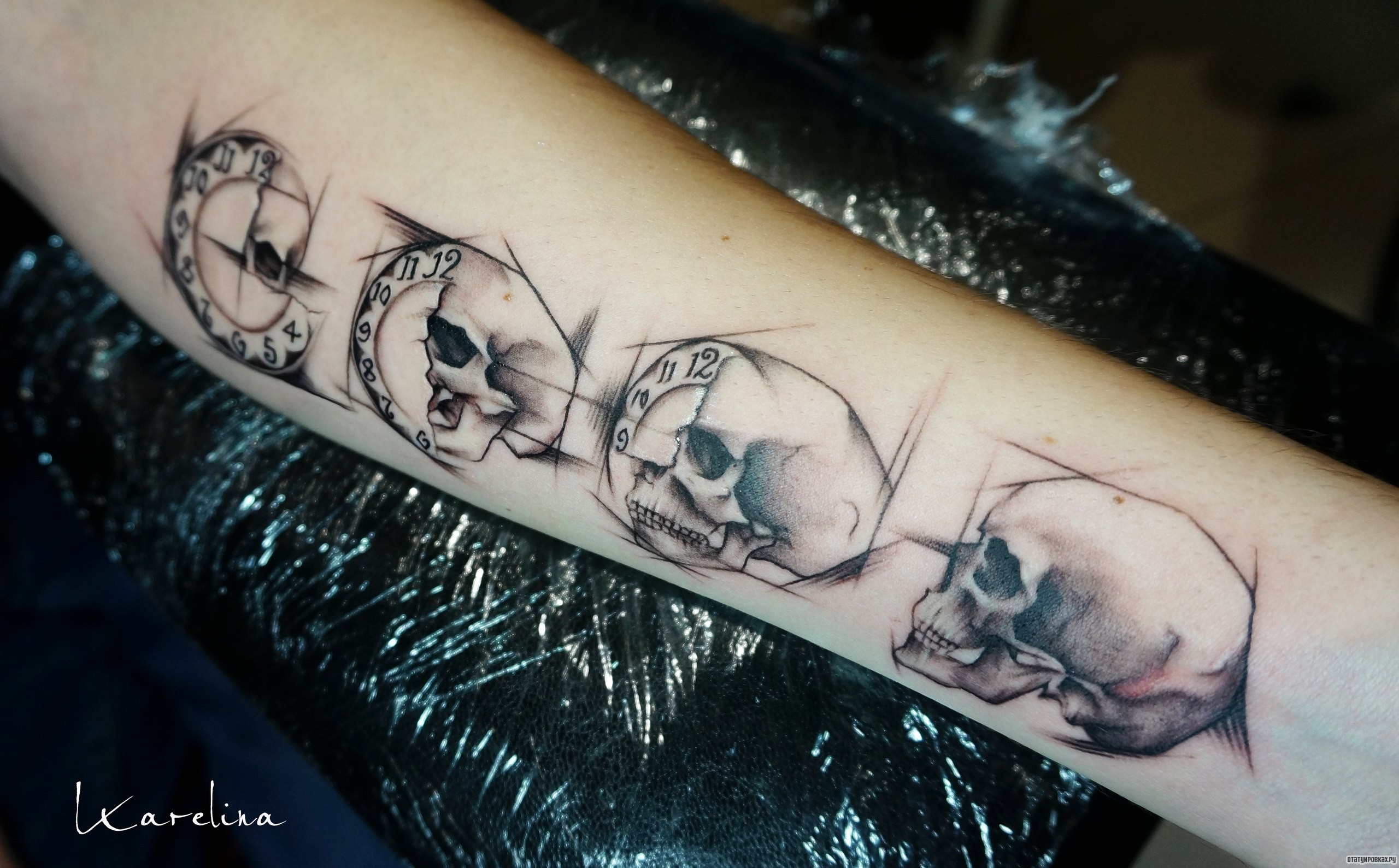 Фотография татуировки под названием «Черепа как часы»