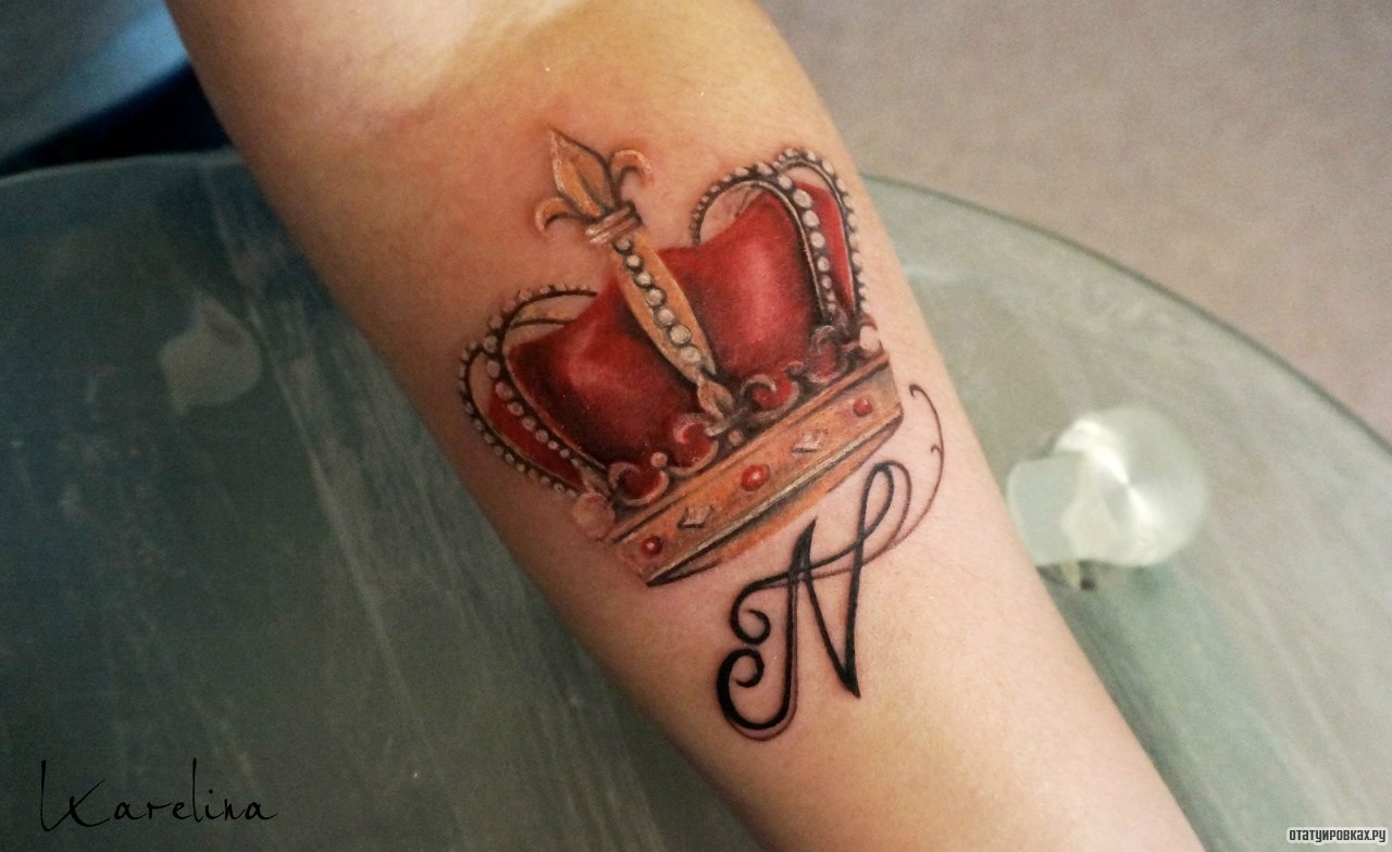 Фотография татуировки под названием «Красная корона и буква n»