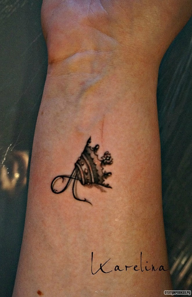 Фотография татуировки под названием «Корона буква а»