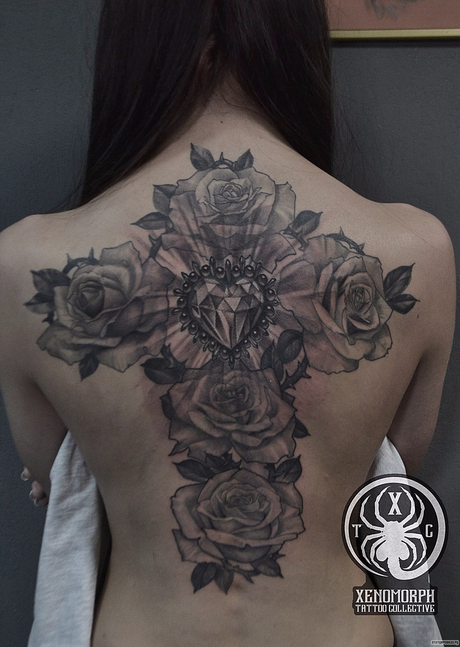 Фотография татуировки под названием «Крест из роз»