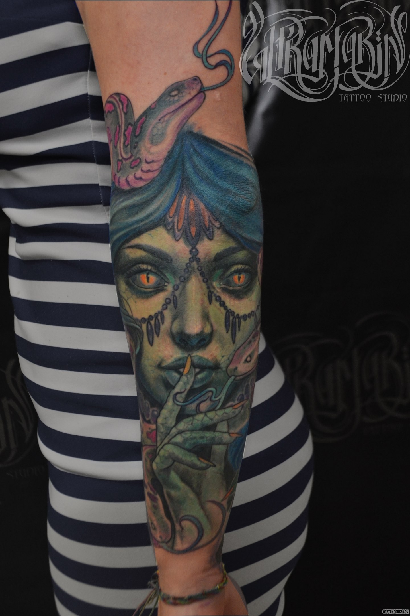 Фотография татуировки под названием «Девушка с зеленым лицом и змеей»