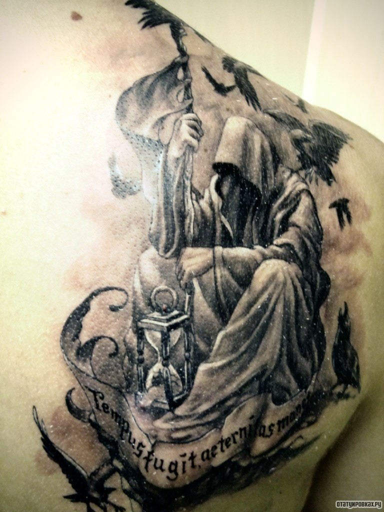 Фотография татуировки под названием «Человек в плаще с песочными часами»
