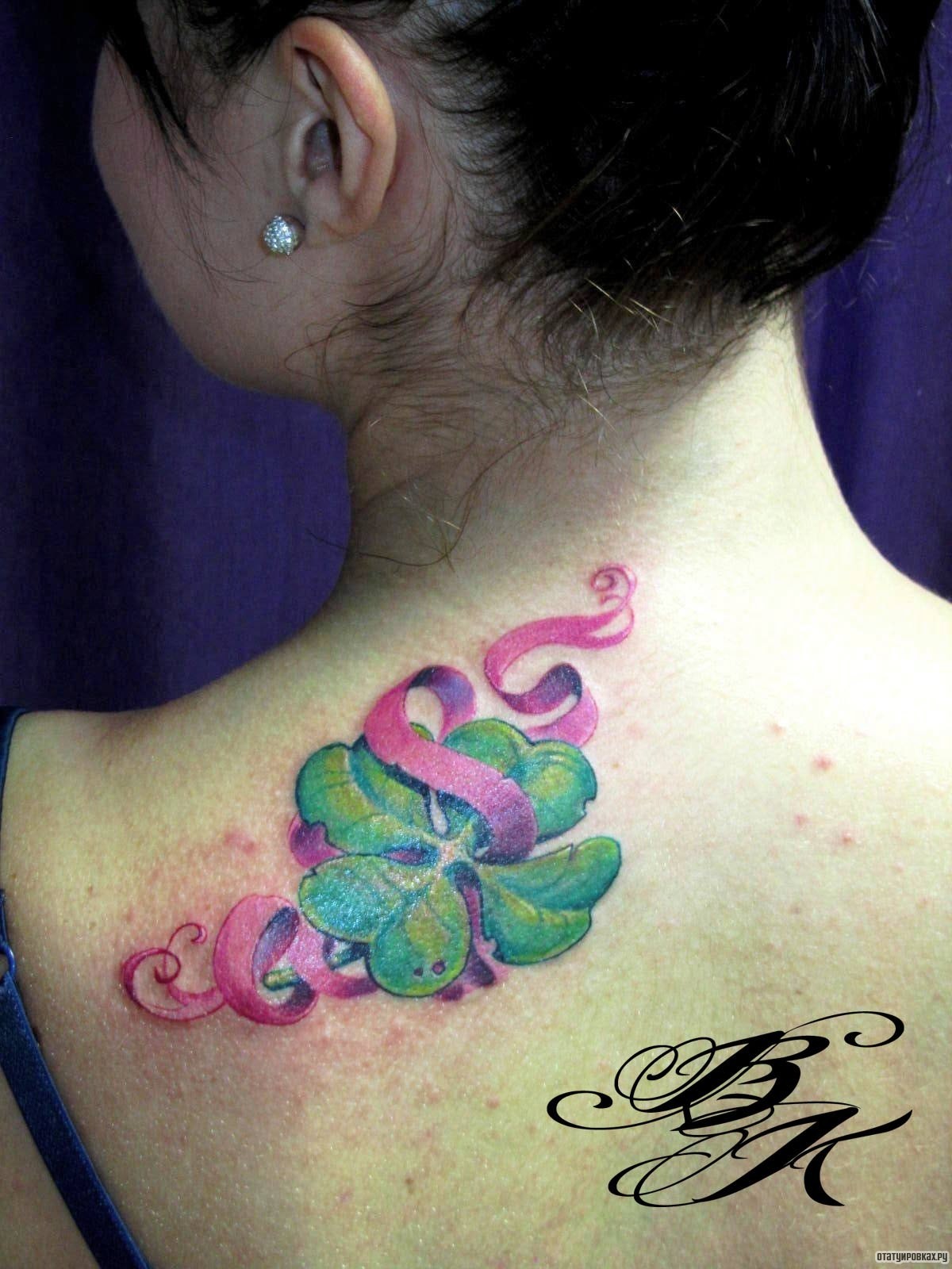 Фотография татуировки под названием «Клевер с розовой лентой»