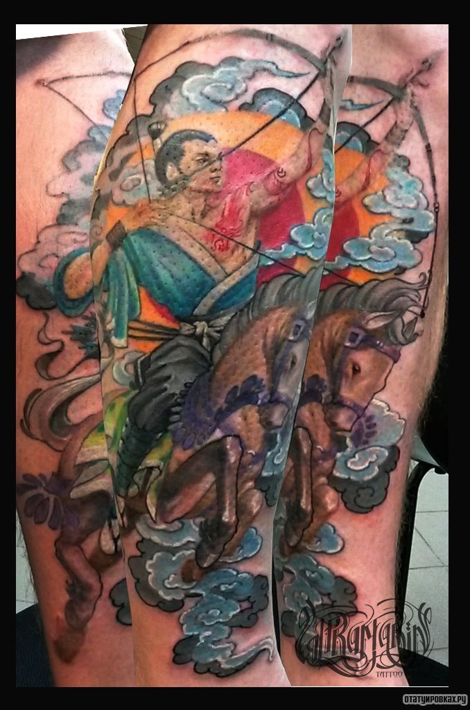 Фотография татуировки под названием «Человек с луком на коне»