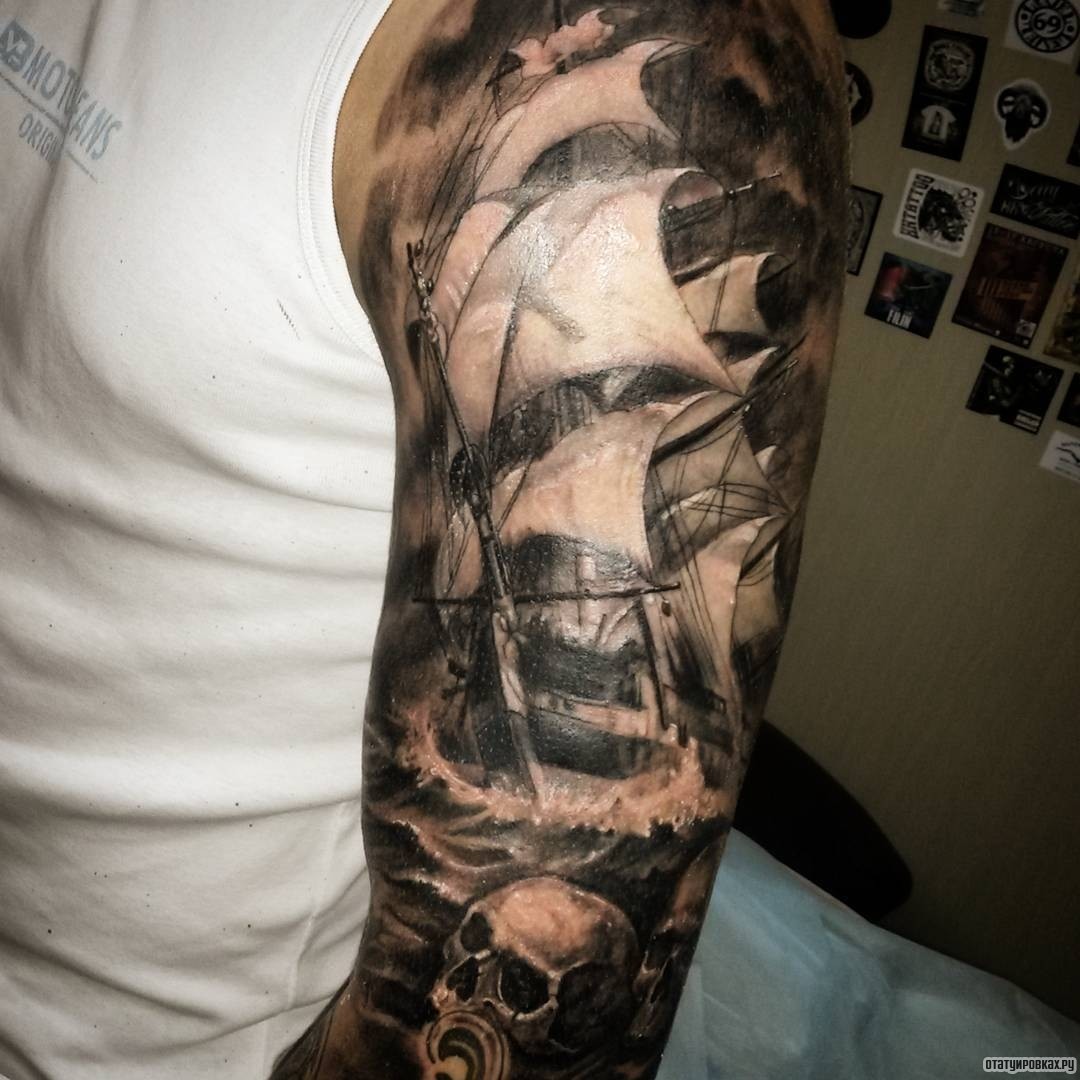 Фотография татуировки под названием «Парусник корабль с черепом»