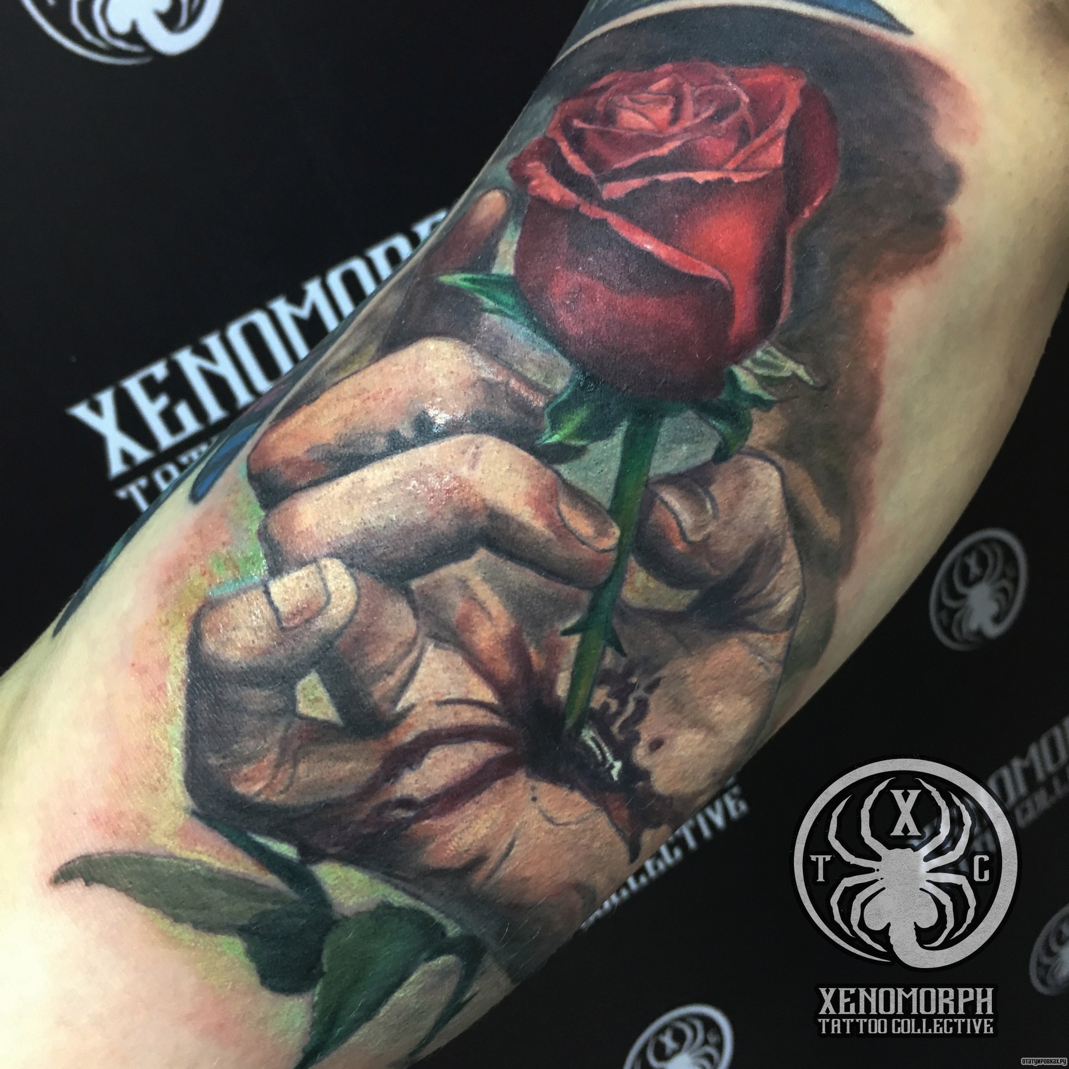 Фотография татуировки под названием «Роза в руке»