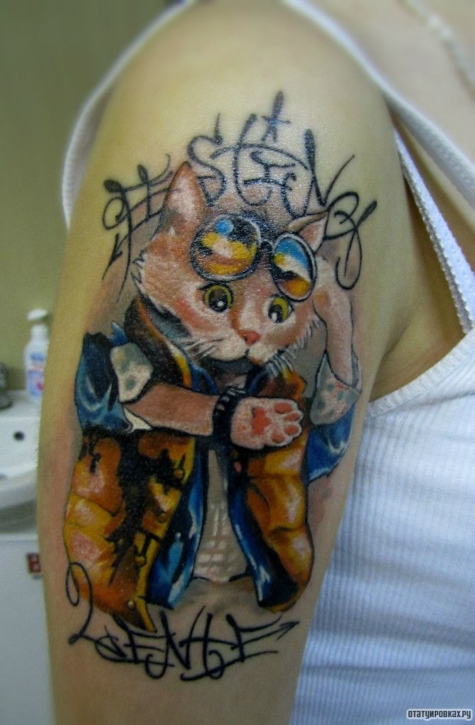 Фотография татуировки под названием «Кот с часами в очках»