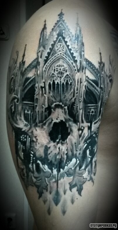 Фотография татуировки под названием «Замок в черепе»
