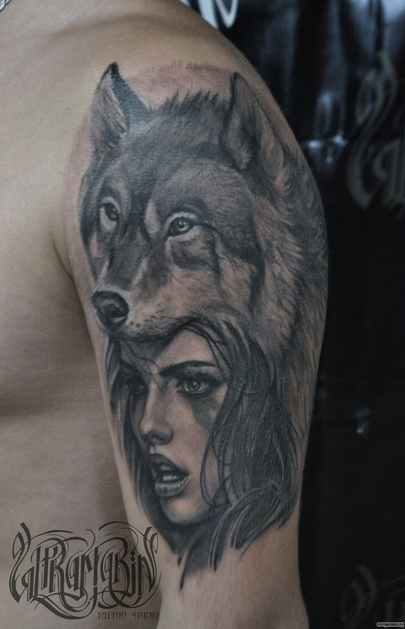 Фотография татуировки под названием «Волк на голове девушки»