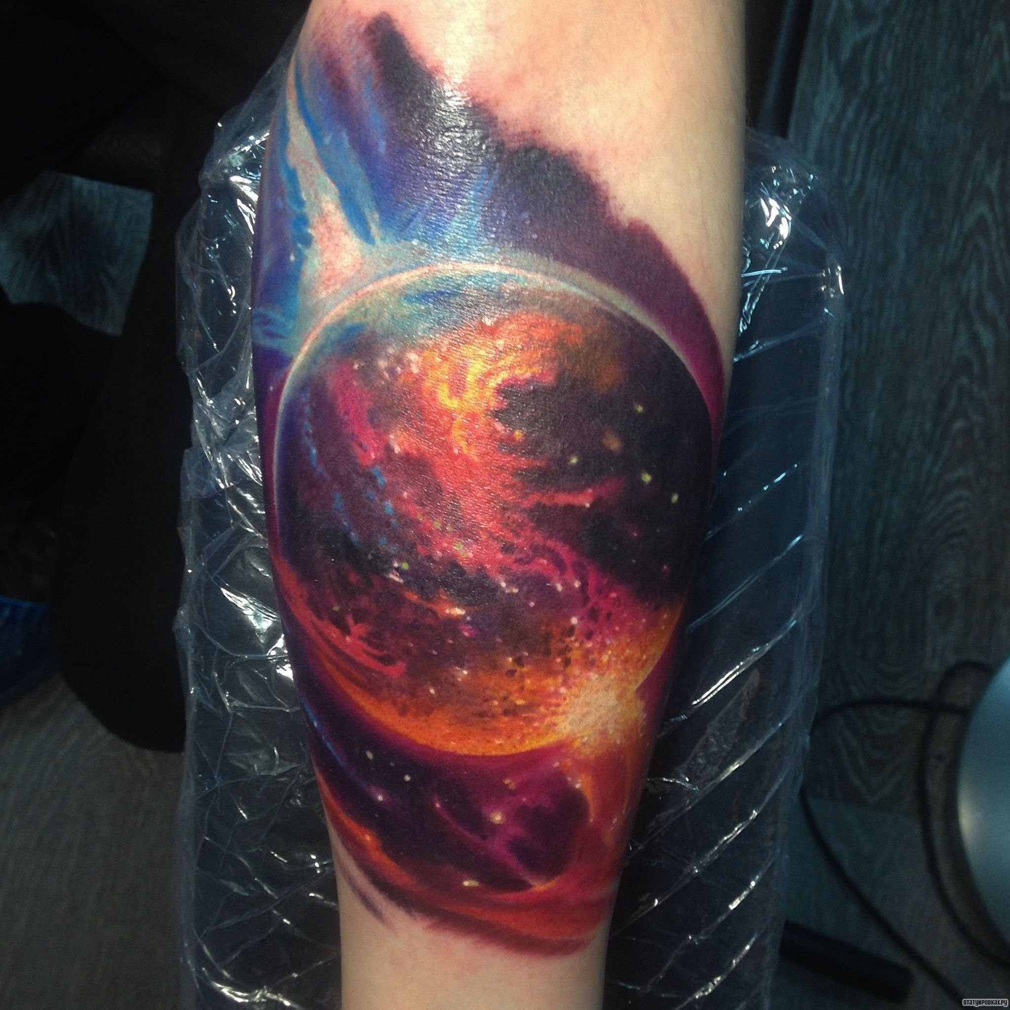 Фотография татуировки под названием «Планета в космосе»