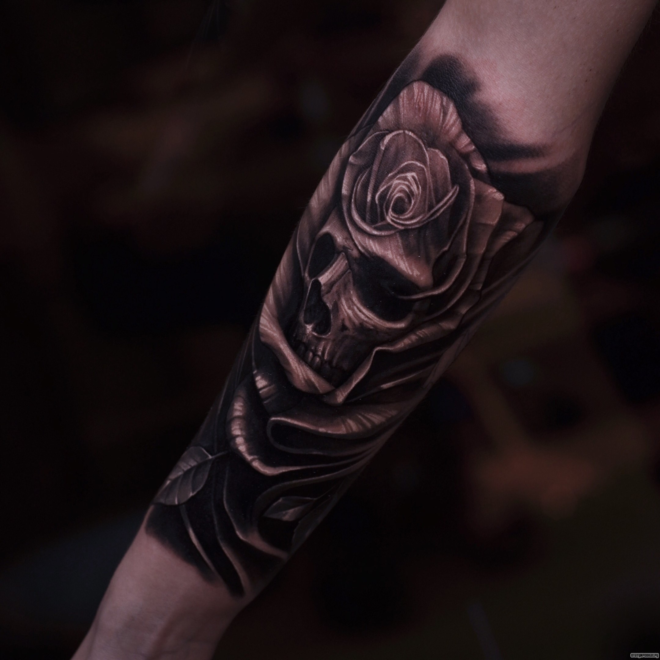 Фотография татуировки под названием «Череп с розой на лбу»