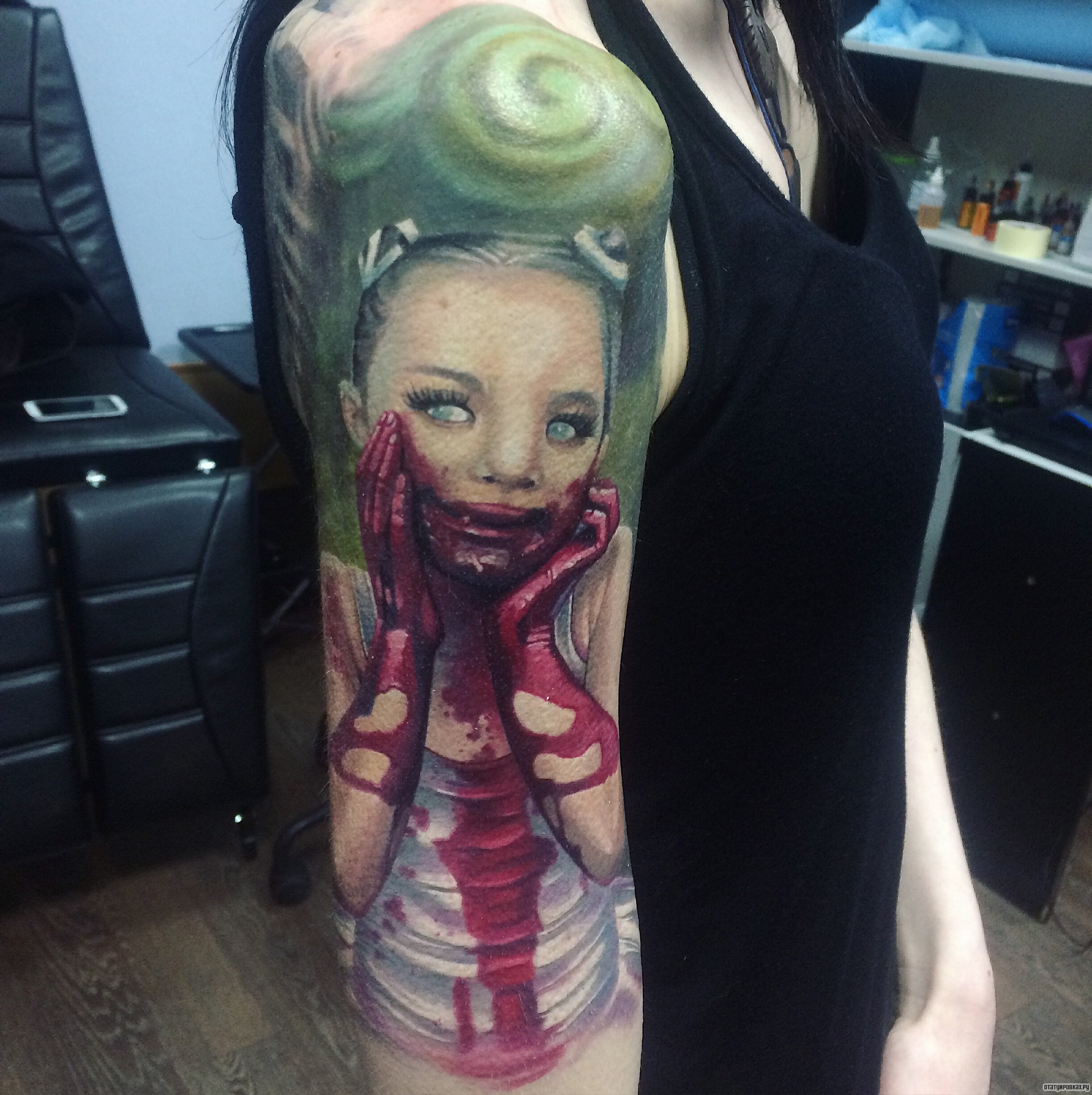 Фотография татуировки под названием «Девочка зомби»