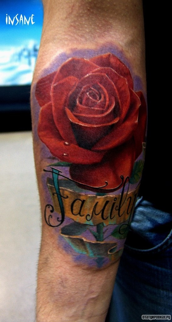 Фотография татуировки под названием «Роза с надписью на ленте»