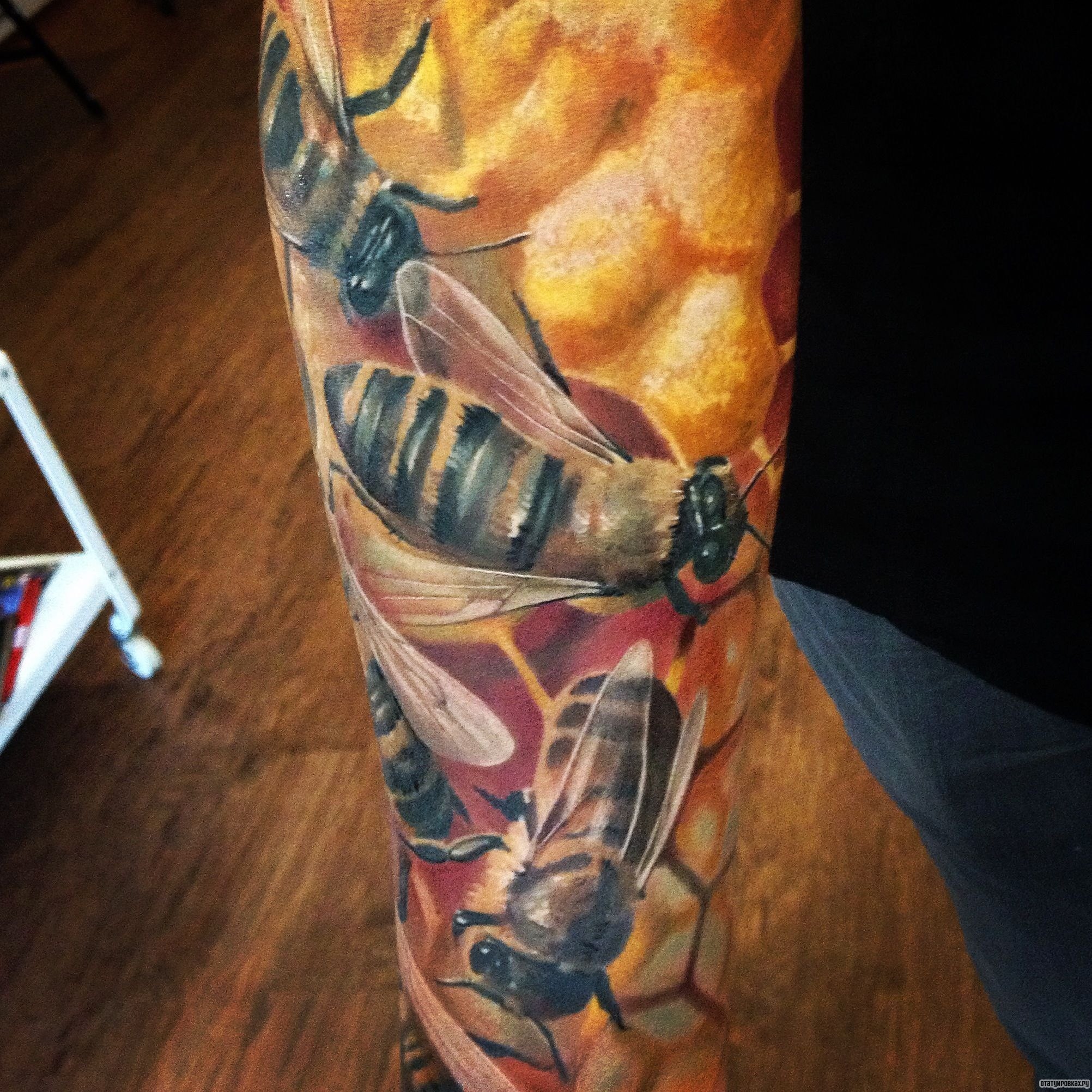 Фотография татуировки под названием «Пчелы в сотах»