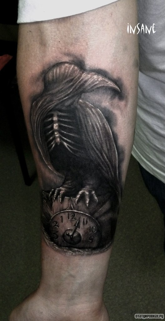 Фотография татуировки под названием «Ворон на часах»