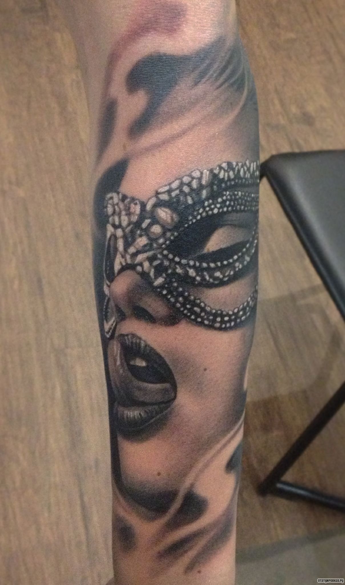 Фотография татуировки под названием «Лицо девушки с маске»