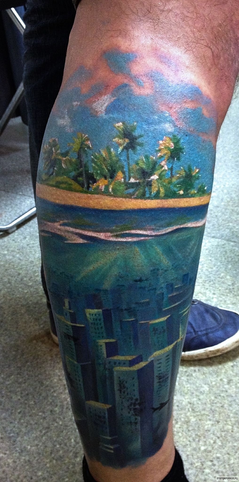 Фотография татуировки под названием «Пальмы, город»