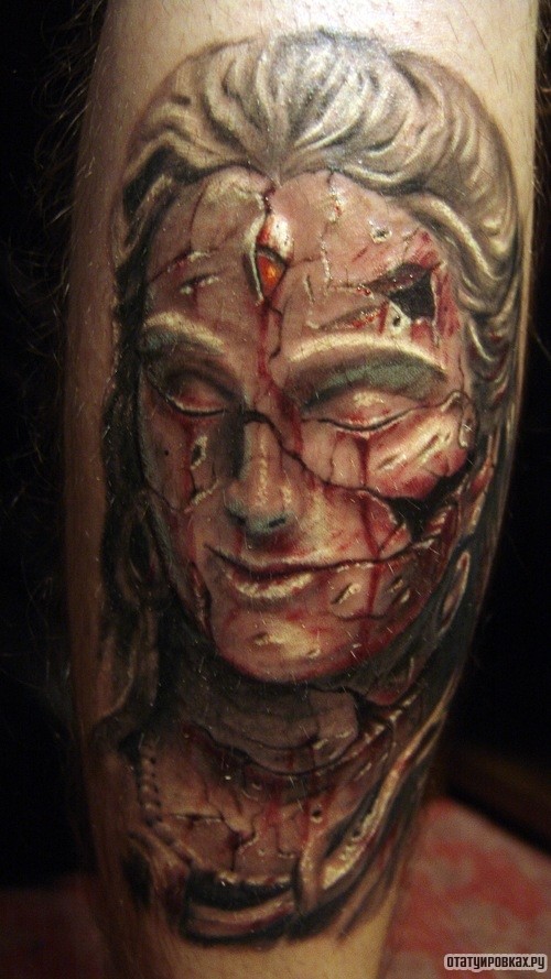 Фотография татуировки под названием «Потресканное лицо»