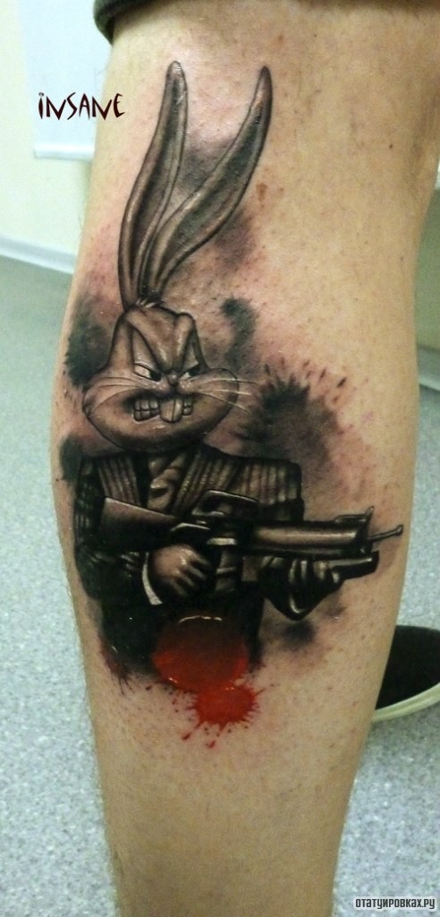 Фотография татуировки под названием «Заяц с автоматом»