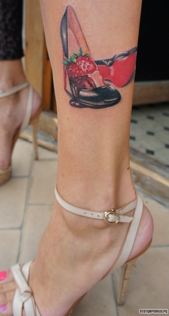 Фотография татуировки под названием «Пирожное в туфлях на каблуке»