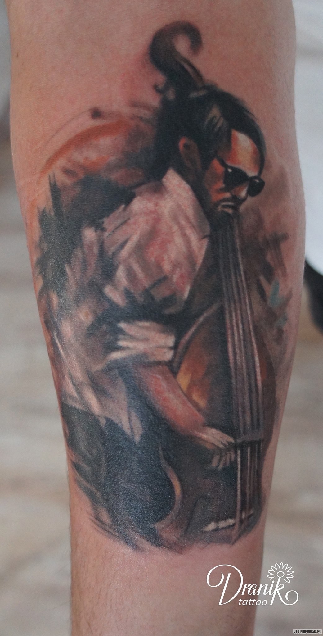 Фотография татуировки под названием «Человек с виолончелью»