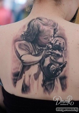 Фотография татуировки под названием «Девочка с собакой на руках»