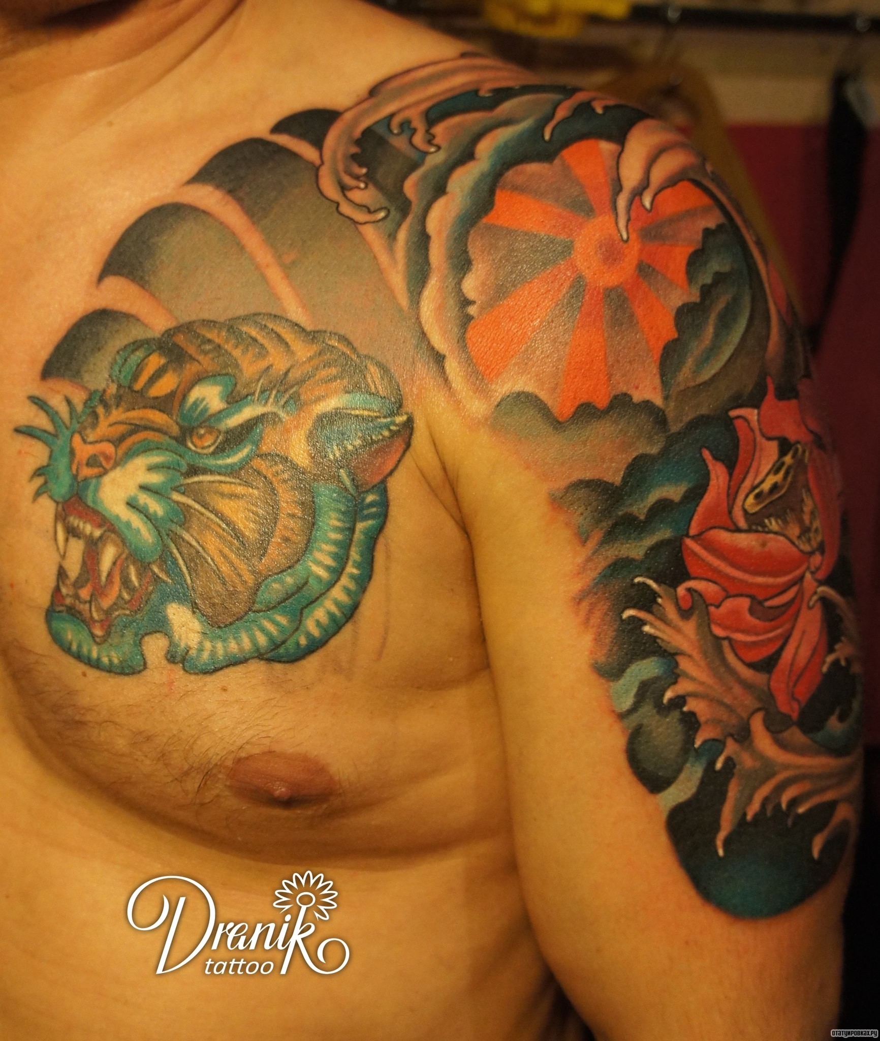 Фотография татуировки под названием «Японский тигр и волна с лотосом»