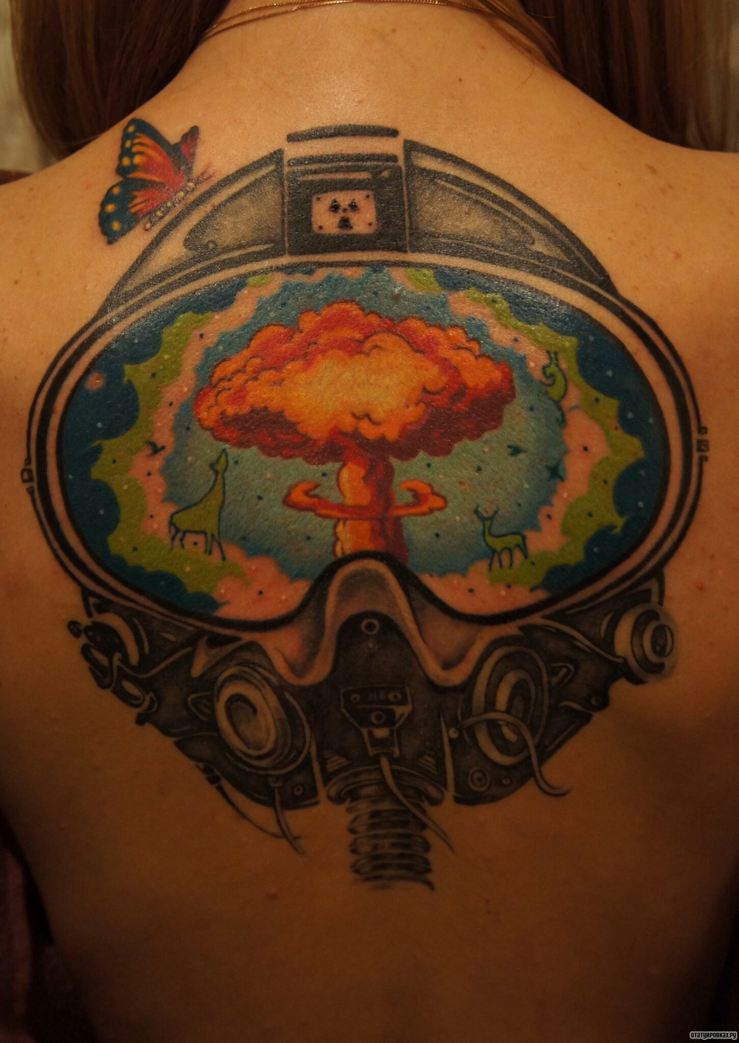 Фотография татуировки под названием «Отражение ядерного взрыва в маске»