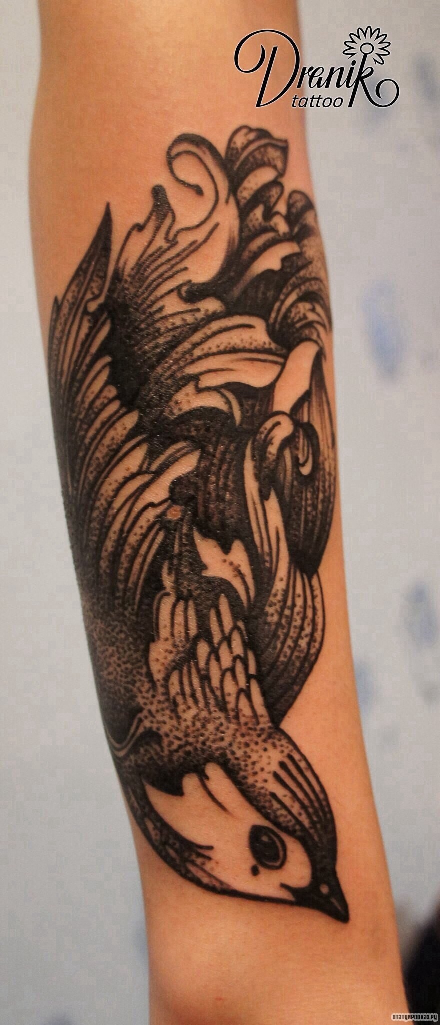 Фотография татуировки под названием «Птица дотворк»